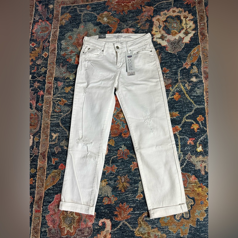 BNWT Denzien from Levi’s modern slim cuffed jeans. Size 2